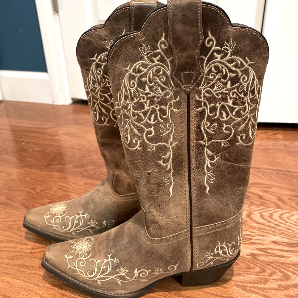 NWOT Size 7 Women’s Laredo Cowboy Boots.